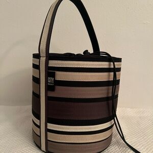 🩷DKNY City Stripe Bucket Bag in Black and Taupe🩷